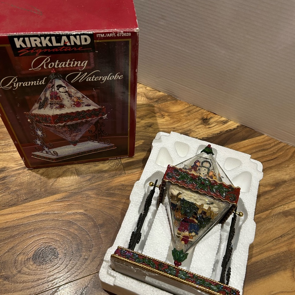 Kirkland Signature Rotating Pyramid Waterglobe with Red and Green Details - Picture 9 of 9
